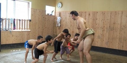 四股、股割り、ちゃんこ……。鳴戸部屋で小学生たちが相撲体験！