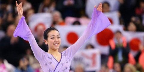 浅田真央、ペンギンに囲まれちょこん…「可愛すぎる」と絶賛