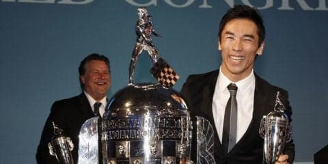 ボルグワーナー、インディ500覇者の佐藤琢磨選手に「ベイビーボルグ」を贈呈