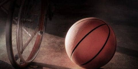 車いすバスケ選手とモデルが対決!? 限界を超えるべくシュートを狙う