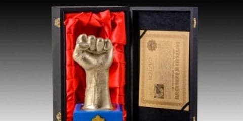 パッキャオの左拳を再現した金属手型を888個限定で発売