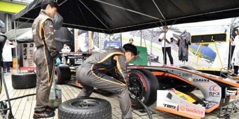 アシックスのワーキングシューズをモータースポーツの中で体験