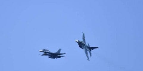 F-2 戦闘機、もてぎで迫力のウエルカムフライト…SUPER GT 最終戦に2機