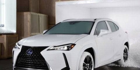 レクサス UX がナイキ「エアフォース1」を履く？　ワンオフのホワイトタイヤ