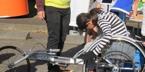 陸上競技用車いすを使ったパラ競技体験会が「東京都 ランナー応援イベント」で開催