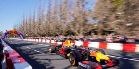 【F1】レッドブル・レーシングのフェルスタッペンとガスリー、外苑いちょう並木で激走を披露