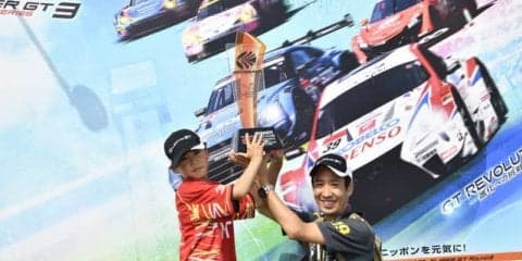 【SUPER GT 第3戦】トロフィを掲げて優勝者の気分を味わえるGTスクエアブース