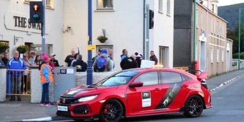 【マン島TT】今年のマーシャルカーはホンダ シビックタイプR…赤と黒