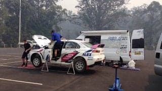 WRCオーストラリア：煙漂う閑散としたサービスパーク、コフスハーバーの異様な状況