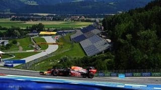 Ｆ１が約４カ月遅れで遂に開幕　ホームストレート上の表彰台でマスク姿の選手３人がシャンパンファイト！