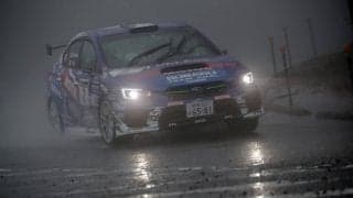 【速報】全日本ラリー新城：豪雨の最終日、首位鎌田がクラッシュし新井敏弘が勝利