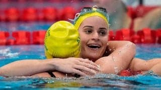 競泳表彰台で生まれた粋な演出　2人で真ん中に立った豪選手に大会公式「美しい瞬間」