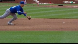 「気持ちは伝わった」GG賞3度の名手がまさかのプレー 三塁線の際どいあたりにグラブを投げる「朝から面白すぎるw」