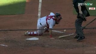 痛恨の同点エラーを防いだのはまさかの球審？あわや悪送球が直撃、ピンチ脱出の珍プレー