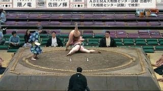 あわや腕が“ぐにゃり”で客席から大声「危ない！ 危ない！ 大丈夫……？」　即座に立ち上がるも視聴者から困惑の声「なんだ！？」「無事でホッとした」