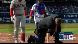 現地解説も思わず「Wow…」ファウルが鎖骨直撃で主審が悶絶の衝撃的瞬間　試合続行でスタンドから拍手