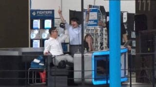 実況すれば何かを起こす男！？ 前代未聞の放送席が水浸し、清宮の特大飛球スーパーキャッチ… やたら珍プレーに巻き込まれがちなアナウンサーが話題に