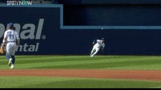 白熱した投手戦で魅せたスライディングキャッチ&仁王立ち　ゴールドグラブ賞3度受賞の名手の好プレーに投手も思わずニッコリ