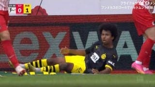 一体、ここはどこ！？ “ブンデス最速の男”が場外に吹っ飛ばされた！ 押し出されて、コケて、ボールを失って… ドイツ代表が判定にキレる