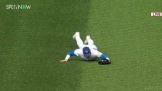 球場、いきなり大興奮！ふらふらと上がったフライに先頭打者“ダイビングキャッチ“の美技