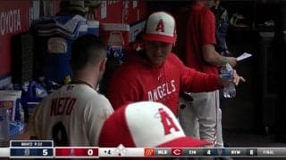 教えて、大谷先生！今季残り出場なしも大谷翔平がベンチでチームメイトに熱血打撃指導