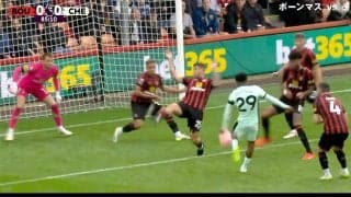 秘技・足裏ブロック！？超至近距離シュートにGK右手1本、DF右足1本「体張ってる」攻撃乱射vsバチボコ守備な一部始終