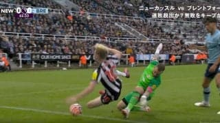 パスを取りに行っただけなのに…GKが走り込んできた選手と強烈クラッシュ！懸命なアピールも虚しくPKに　大ブーイングからの大歓声でスタジアム騒然！！