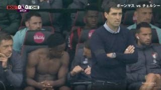 放送事故かな？一瞬、なんかスゴい奴が映った！ ゴツすぎるコロンビア代表FWがベンチで見せた衝撃のワンシーン