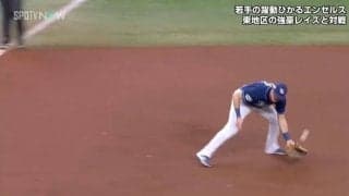 “これぞメジャー”なカバーリング！ 遊撃手が見せた超人的な反応＆素手キャッチからの反転スローにファン「な、な、何なんだ」