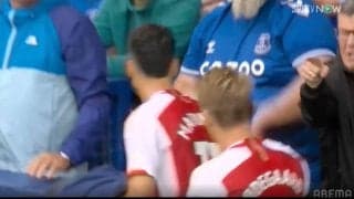 一触即発！幻のゴールをめぐって指差しポーズのサポーターにブチギレ！ ゴール裏に突撃したブラジル代表FWマルティネッリが詰め寄る瞬間