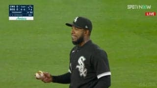 “これなに!?”フライを捕ったらボールにべっとり謎の汚れが…ボール交換直後の謎現象にセカンドもキャッチャーも打者も困惑