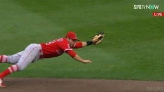 大谷翔平の仲良し同僚フレッチャー、横っ飛び＆回転座り投げが完璧すぎる