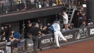 視聴者は見ていた！ソフトバンク・周東佑京の「優しすぎる神対応」に称賛の嵐　カメラマン席に飛び込んだ日本ハム・清宮にとっさに駆け寄った話題のシーン