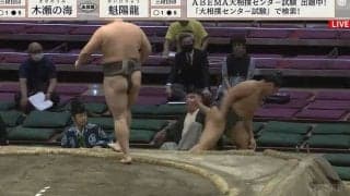 力士が勢い余って親方にヒップアタック 館内騒然も直後の“振る舞い”に視聴者ほっこり「親方笑ってるw」「なんかいいな」
