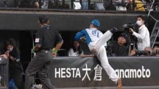 球場騒然… 打球だけじゃない！日本ハム・清宮も飛びこんできた　決死のファインプレーにカメラマン席が大混乱