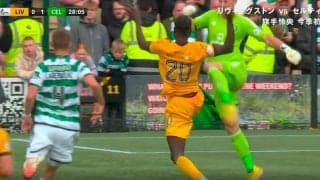 至近距離から繰り出す殺人級飛び膝蹴り！自身も宙を舞って大転倒する危険な自爆プレーで一発退場！元イングランド代表の守護神がみせた“痛恨ミス”の瞬間