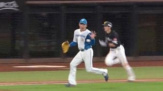一塁ベース直前で急加速→高速回転！ “世界最速レベルの足”ソフトバンク・周東が見せた球場を騒然とさせたエグすぎる「最後の3歩」