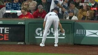 吉田正尚の強烈ファウルと映像技術が生んだ珍場面“見えない看板”が破壊された一瞬の出来事