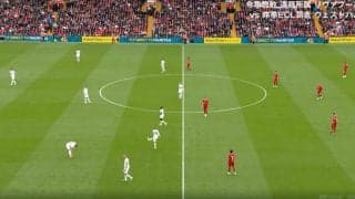 一体、何が起きてるんだ？ スタジアム騒然！試合がはじまらない… 選手も観客もザワつきはじめた 審判に起きたトラブルでスタートが遅れる珍プレー