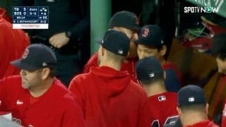 MLBならではの“粋な計らい” 吉田正尚が本拠地最終戦で同僚ベテランと“熱いハグ” 球場総立ちの交代シーン