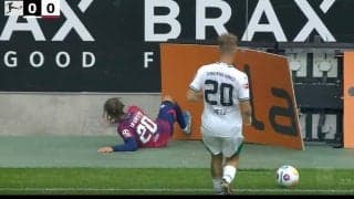 「スラムダンクの桜木かよ！」ボールを追って場外の看板に直撃→破壊 “若き天才”の体張りまくったアツすぎるシーン