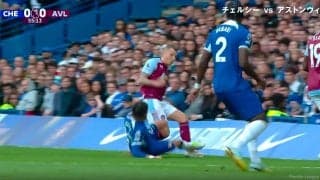 「相手が前に来た」vs「足裏がっつり」ファン紛糾もVARで一発レッドへ　肘打ちで鼻血流血のベテランDFがさらに足裏タックルを受け悶絶する痛過ぎなワンシーン