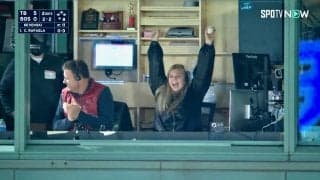 カメラマンも“思わぬ贈り物”に歓喜！吉田正尚ホーム最終戦で中継スタッフが“連続ボールキャッチ” 実況＆解説が驚いた珍光景に反響