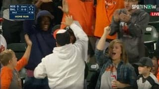 「捕ったどー！！」スタンドの観客男性が打球速度175キロのホームランを素手キャッチ＆大興奮