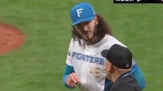 判定の確認？そして感謝？ 審判の元へ向かい“何か”を言った… 日本ハムの助っ人投手・ポンセが見せた「謎の行動」 ネット上で憶測を呼んだ瞬間