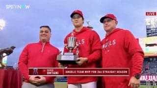 大谷翔平、3年連続でチームMVPを受賞 表彰式で“笑顔”、左手でトロフィー受け取り記念撮影