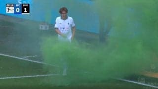 スタジアム騒然！ 板倉滉も思わず困惑… 荒れるサポーターが発煙筒を投げこむ→場内で火災が発生する瞬間