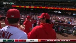 「大谷翔平、ありがとう！」「お疲れ様！」シーズン最終戦を終え、チームメイトと今季の戦いをねぎらう一コマ