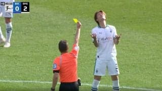 板倉滉がブチギレ！レフェリーの判定に不満爆発で猛抗議  「イエローは厳しい」vs「後ろからキックしてた」ファンの間でも物議を醸すファウルシーン