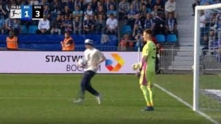 スタジアム騒然！何者かが爆速スピードで乱入してきた！？ 忍者のような動きを見せた“判断が早すぎるボールボーイ”が話題に